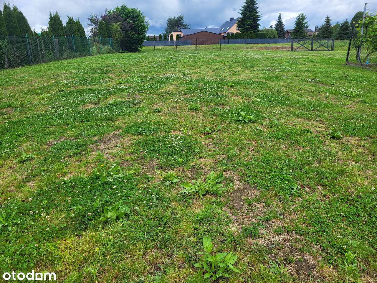 Działka 940 m² w centrum z mediami w dzielnicy domów jednorodzinnych-0