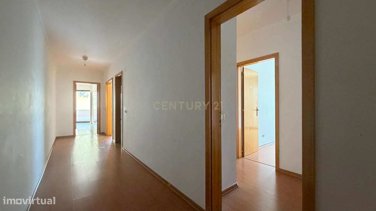 Apartamento T3 com Varanda, Arrecadação e Três Lugares de Parqueamento-9