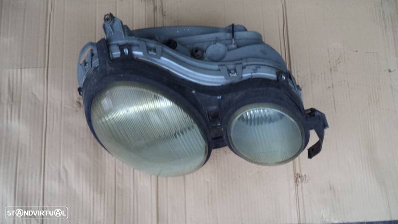 Farol Mercedes class E ano 1997 (c /danos) - 2