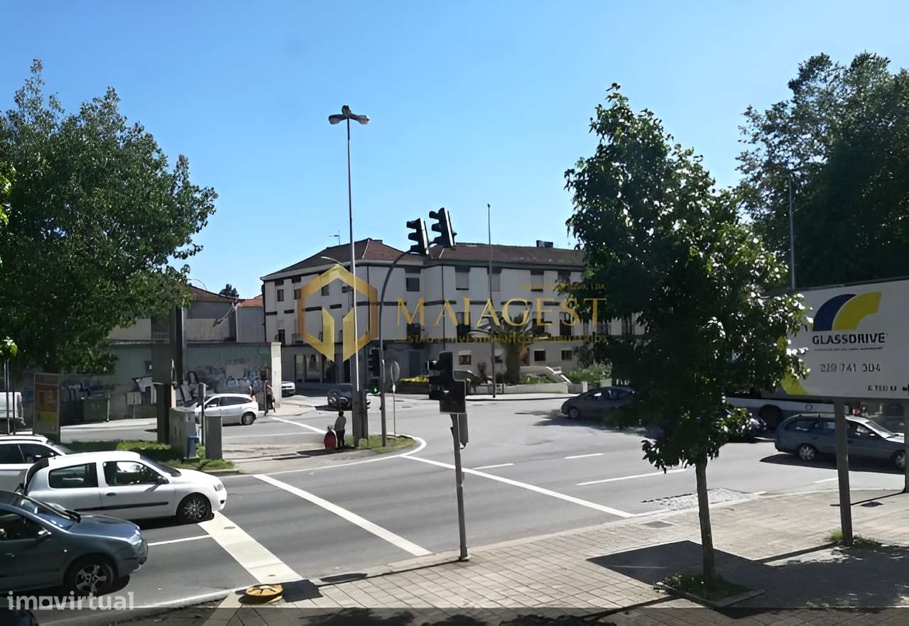 Loja em Sub-Cave Elevada com Luz Natural - Grande imagem: 3/5