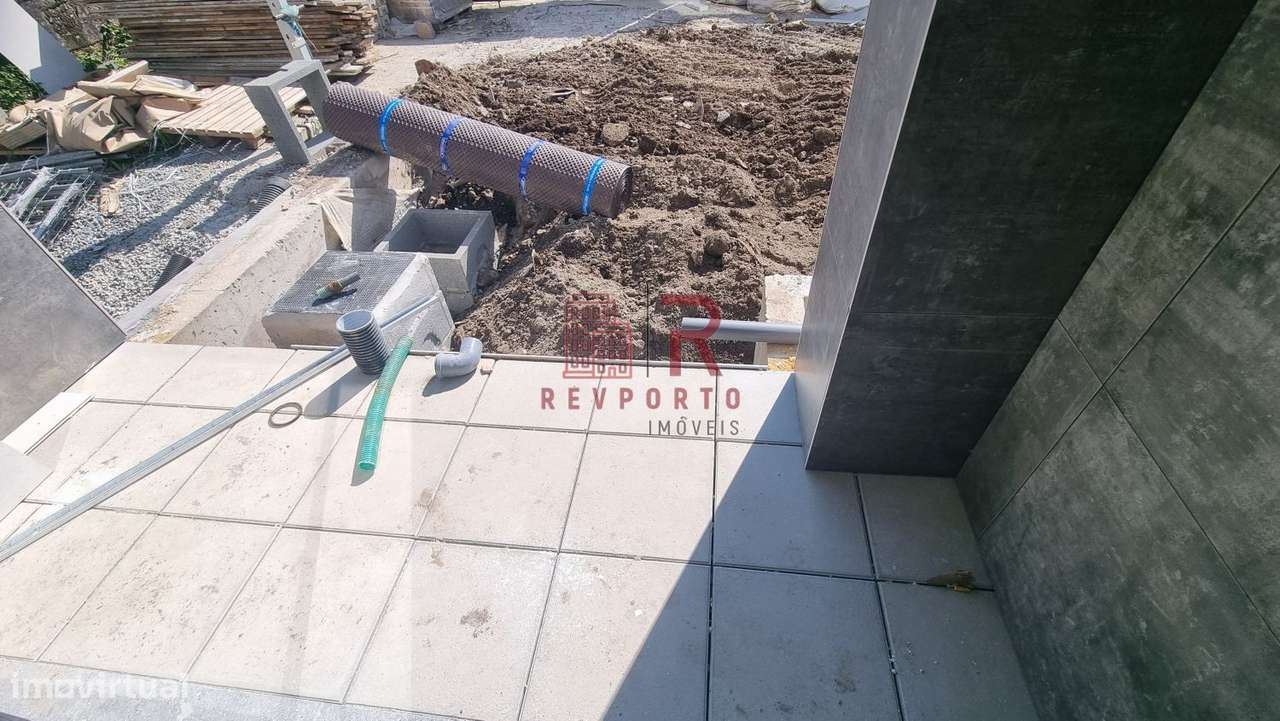 Apartamento T2, com 2 suítes, varanda, jardim e garagem-20