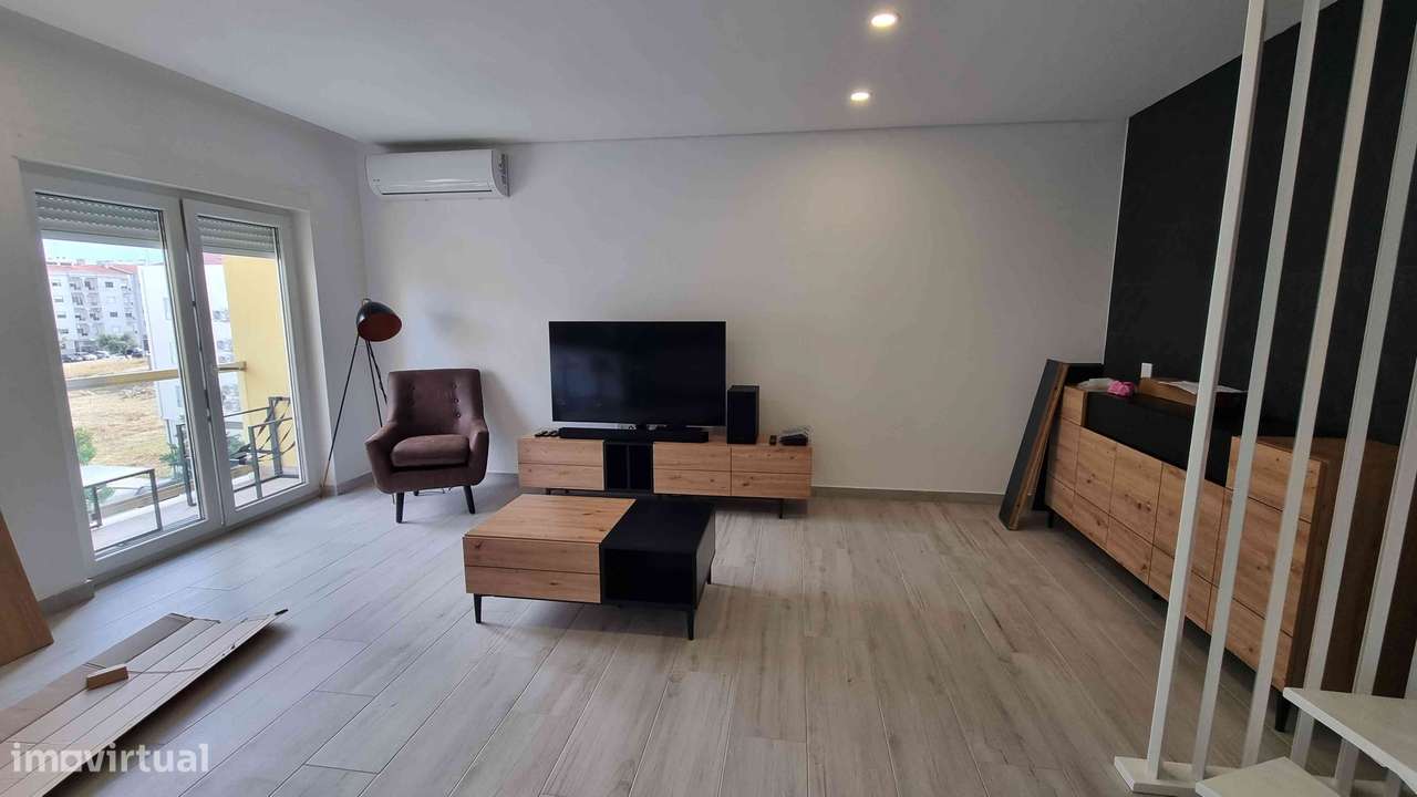 Apartamento T2+2 Duplex Semi-Novo com varandas e garagem - Grande imagem: 5/39