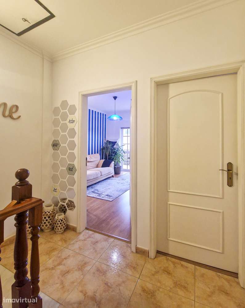Moradia de 4+1 assolhadas - Muito estimada e pronta a habitar.-19