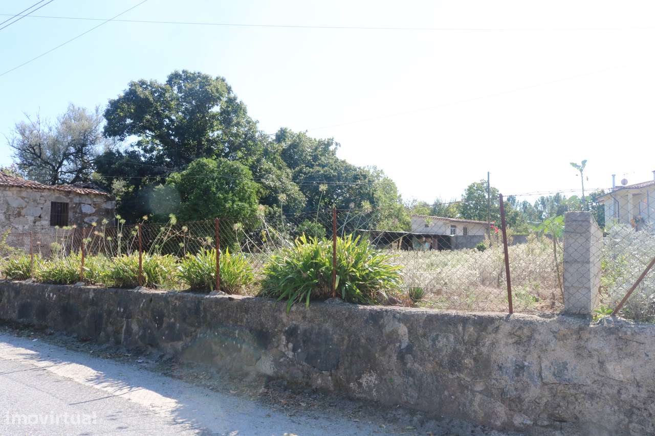 Venda de terreno c/ 560 m2 para constr. de moradia térrea em Amares.-0