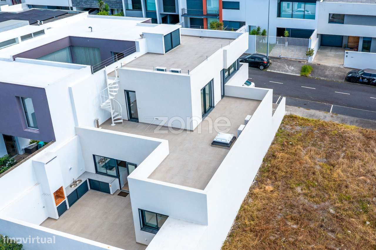 Moradia T3 Nova com Terraços Panorâmicos e Vista Mar na Atalhada-39