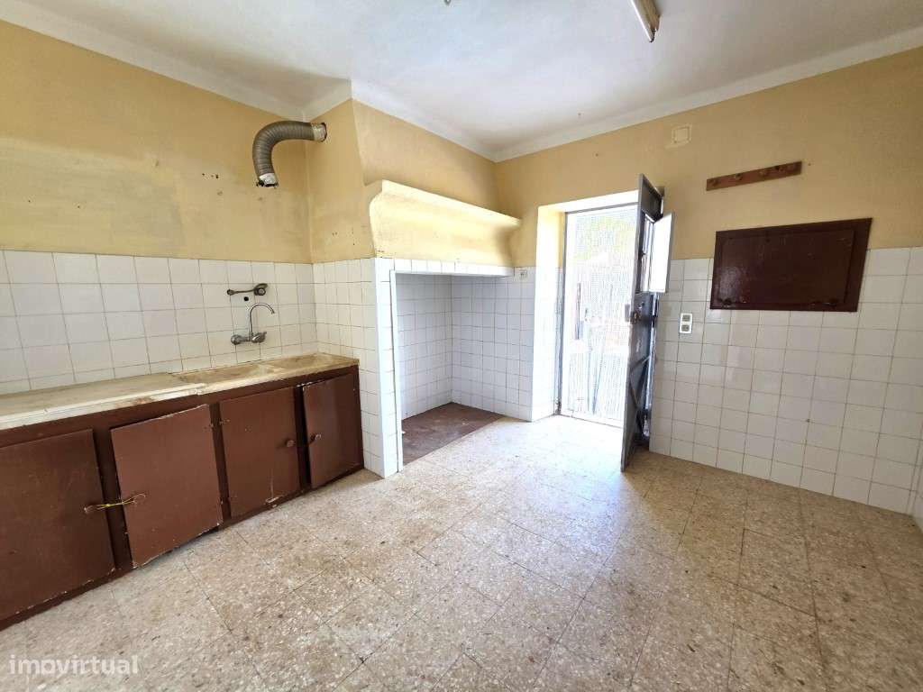 Moradia T3 em Vila Viçosa, com garagem, inserida em lote de 3500 m2-10