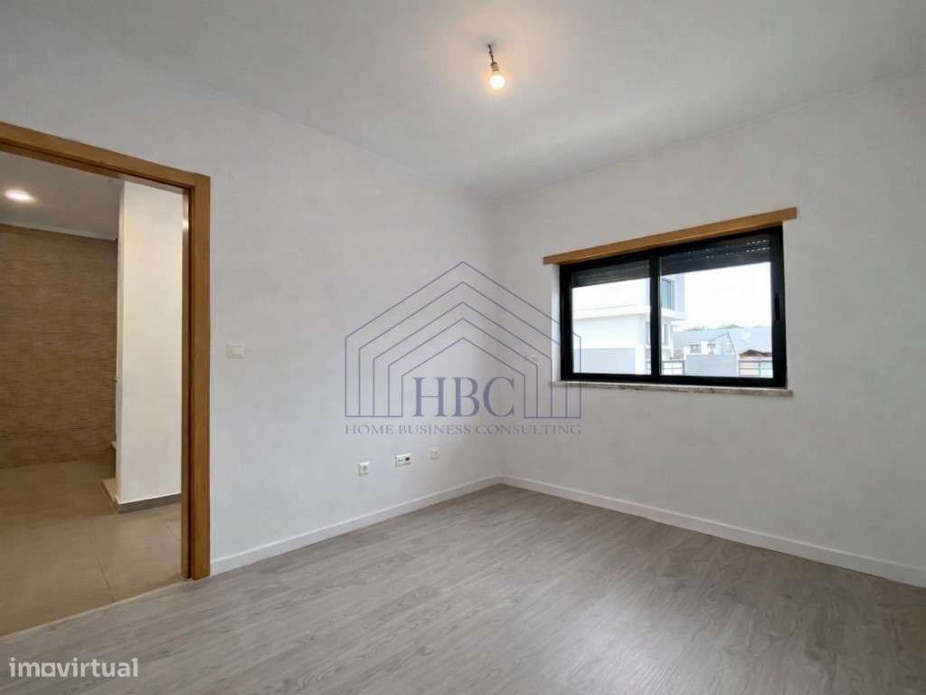 Moradia T5 Moderna e Remodelada no Feijó - Espaço, Conforto e Exclu...-15