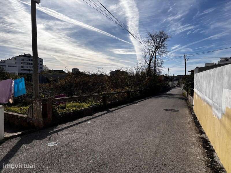 Terreno urbano com 2.050 m2 em Tavarede-16