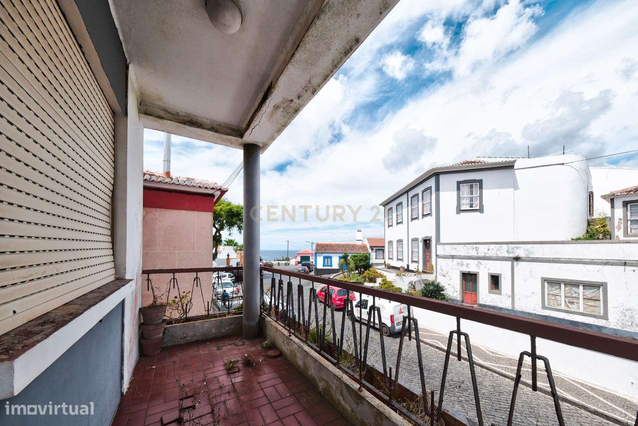 Apartamento T2 para recuperação em zona histórica de Angra do Heroísmo-9