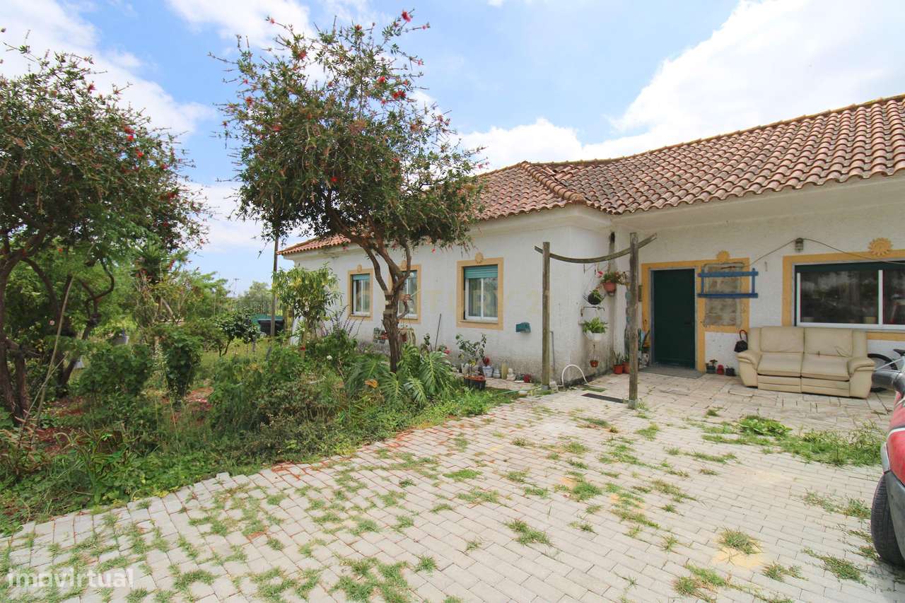 Quinta com Moradia Bi-familiar, construída num lote de 7.500 m2, em Pa-27
