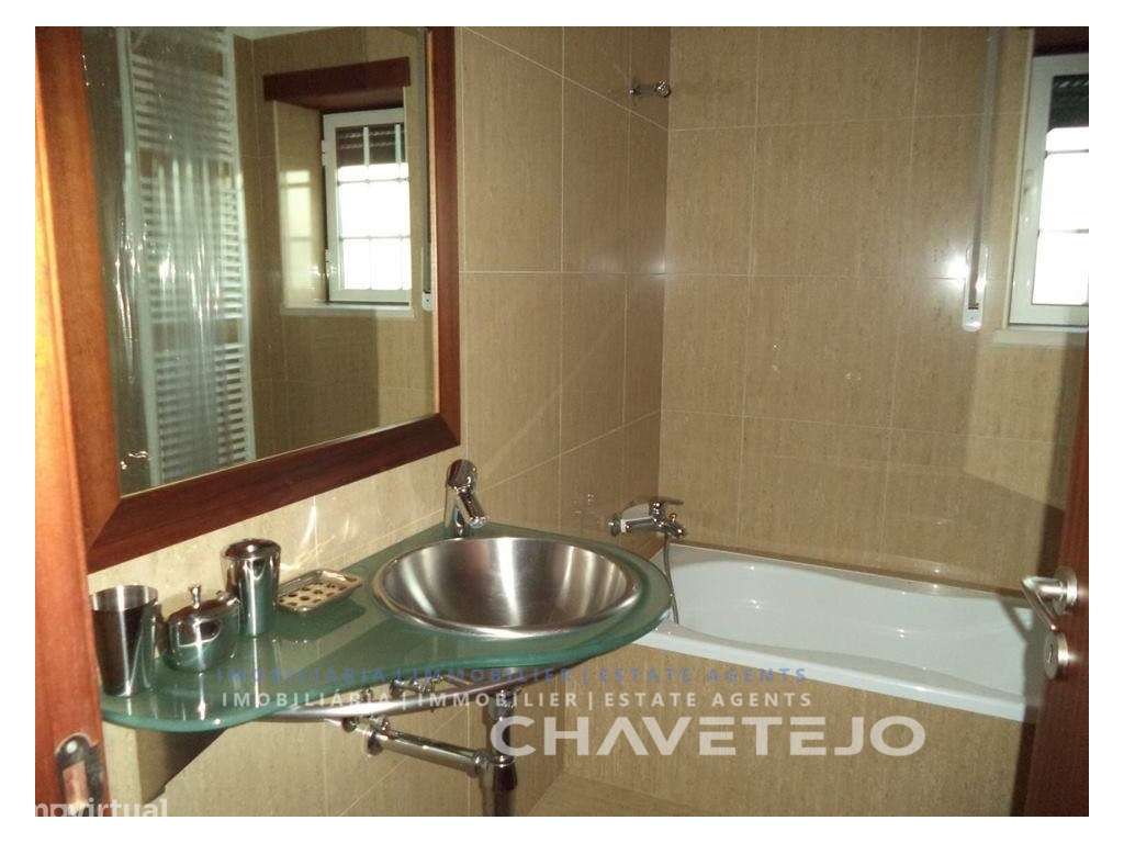 Duplex com 2 garagens e pátio com churrasqueira a poucos minutos da...-8