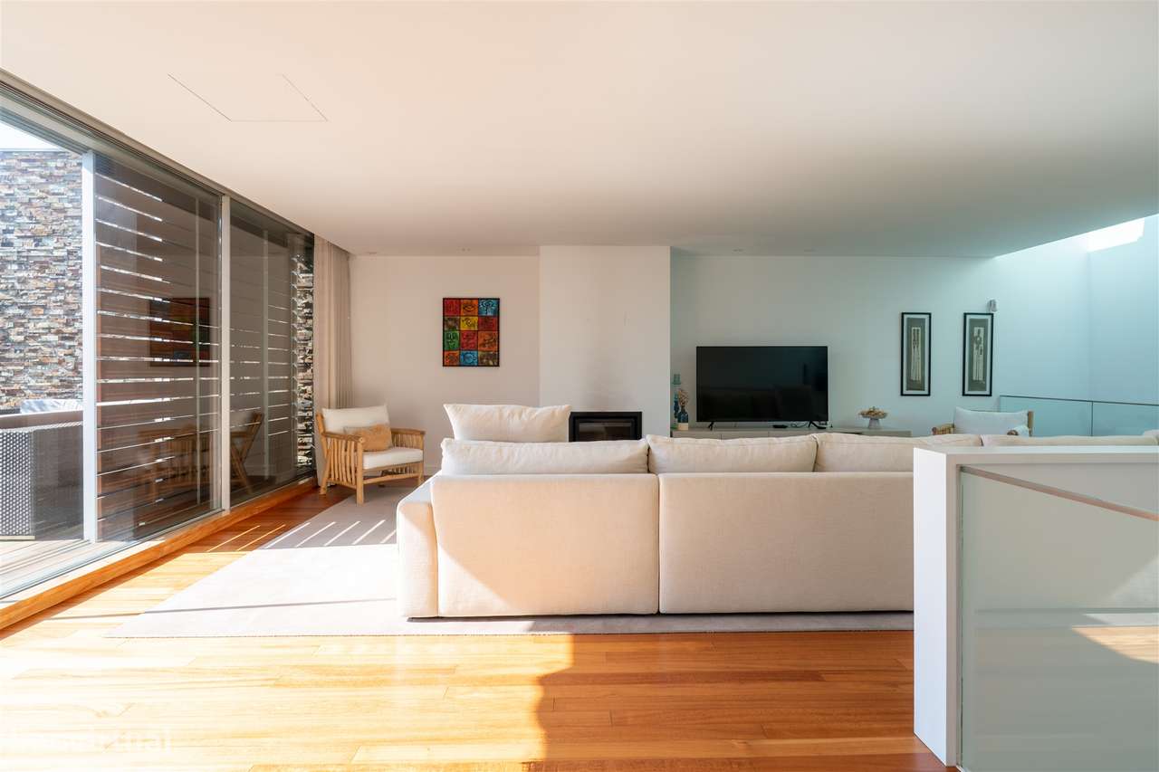 Moradia T4 com piscina, jardim e vista tranquila-18