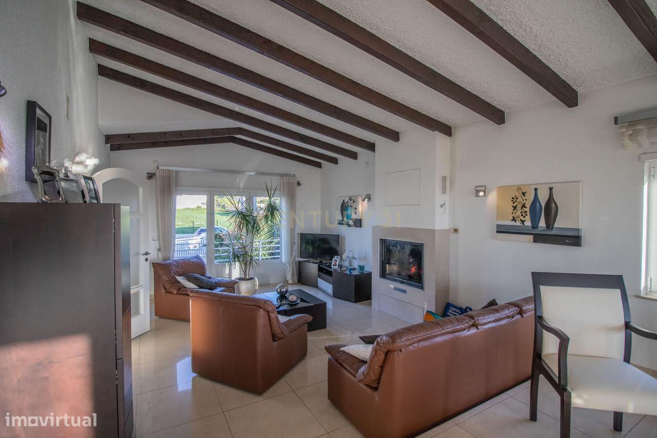 Moradia com piscina, terreno e anexos em Vieira de Leiria e a 2km da p-51