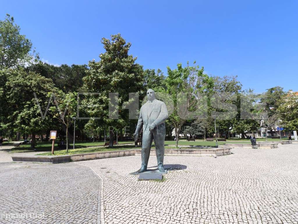 Prédio com 3 andares independentes no centro do Barreiro - frente a...-1