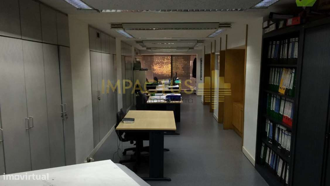 Loja de 800m2 com onze lugares de garagem - Grande imagem: 4/8