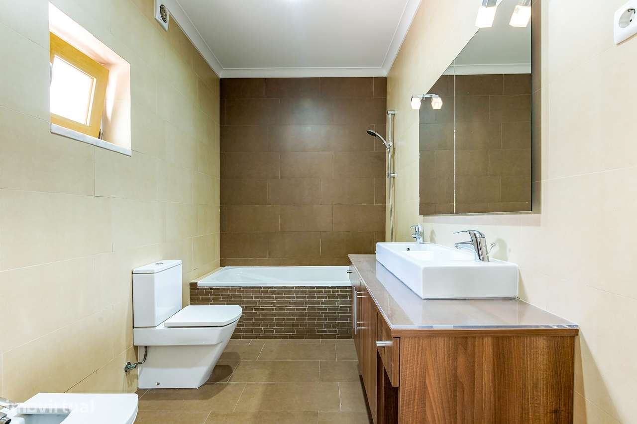 Moradia T4 Renovada | 3 Suites | Lote 900m2-11