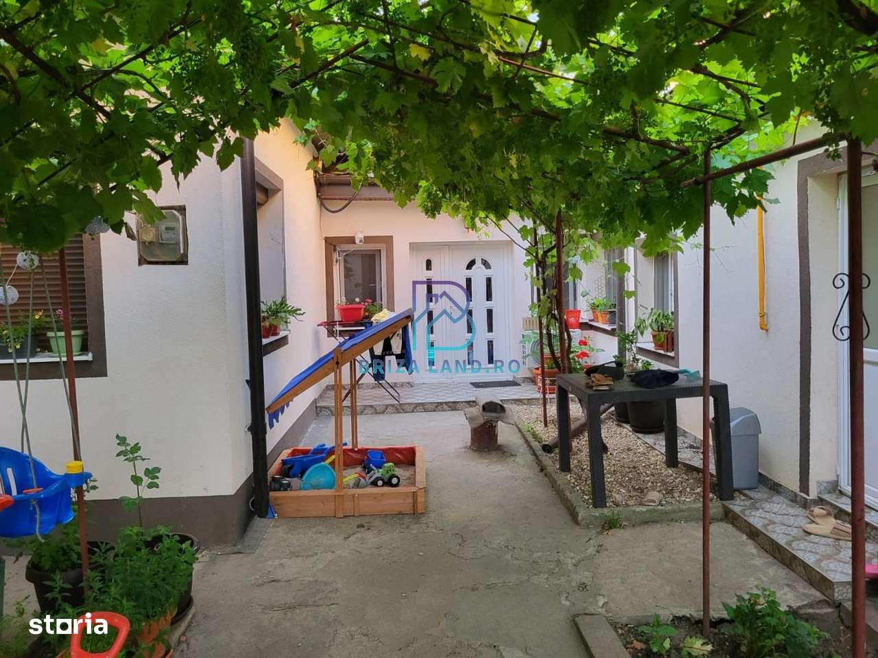 Soseaua Chitilei, zona Crusovat, casa 4 camere, doua bai, teren 259mp-0