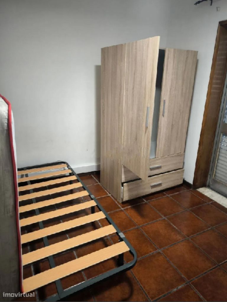 774715 - Quarto com cama de solteiro, com... - Grande imagem: 1/10