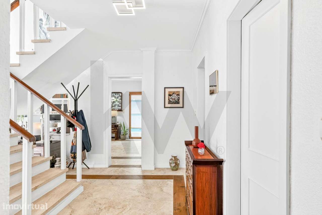 Moradia T4+1 com Piscina Coberta, Jardim e Churrasqueira em Alcoitão,-14