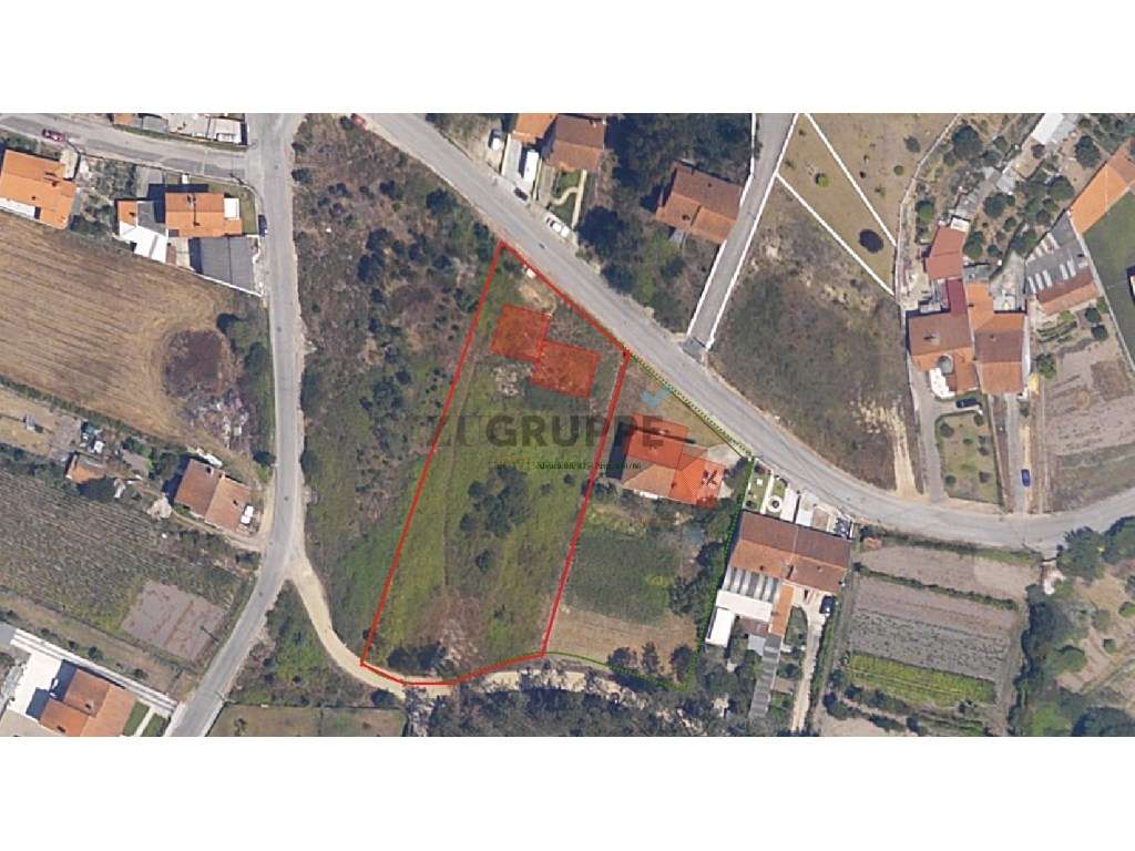 Lote de terreno com possibilidade de construção de 2 moradias-2