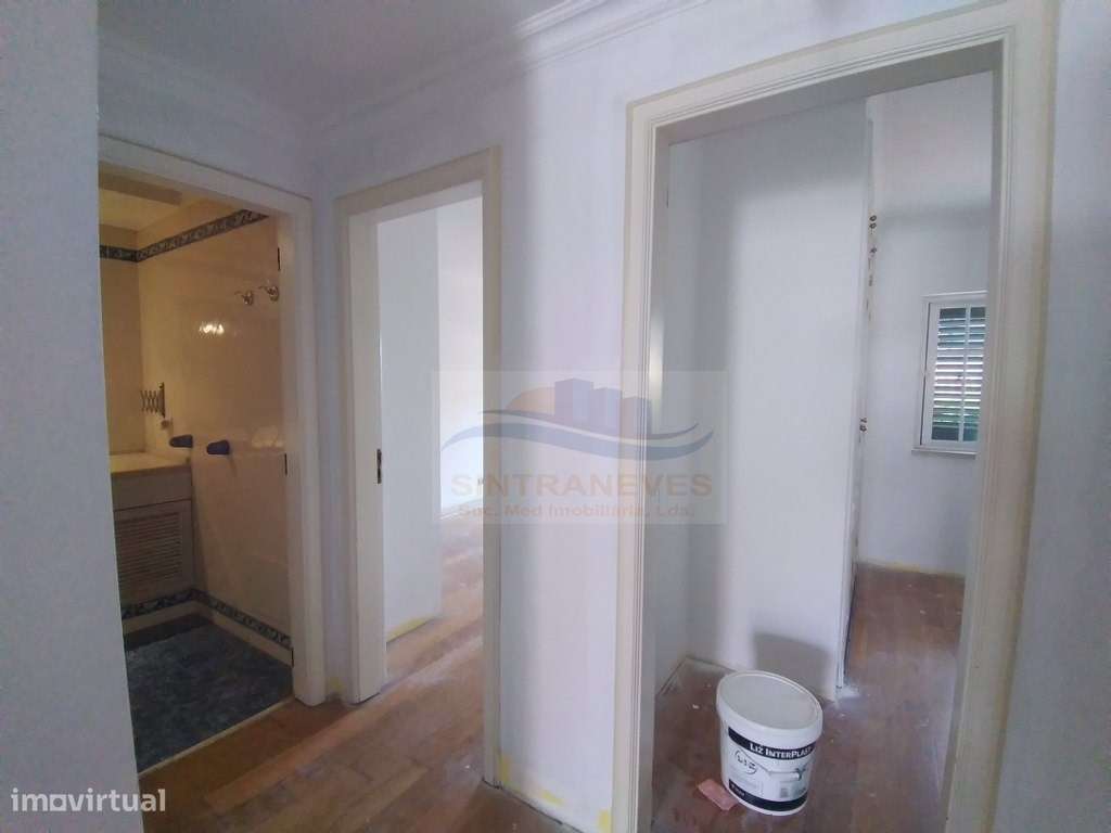 Lindo Apto T4 , totalmente remodelado num 1º andar, junto à Base Na...-11