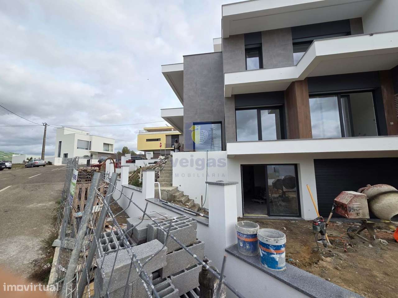 Moradia T4 C/ Piscina -  Bairro Primavera-9