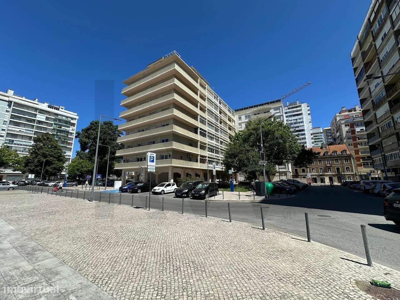 Apartamento T3+1 com 142m2, varandas e  arrecadação de 20m2 , com luz