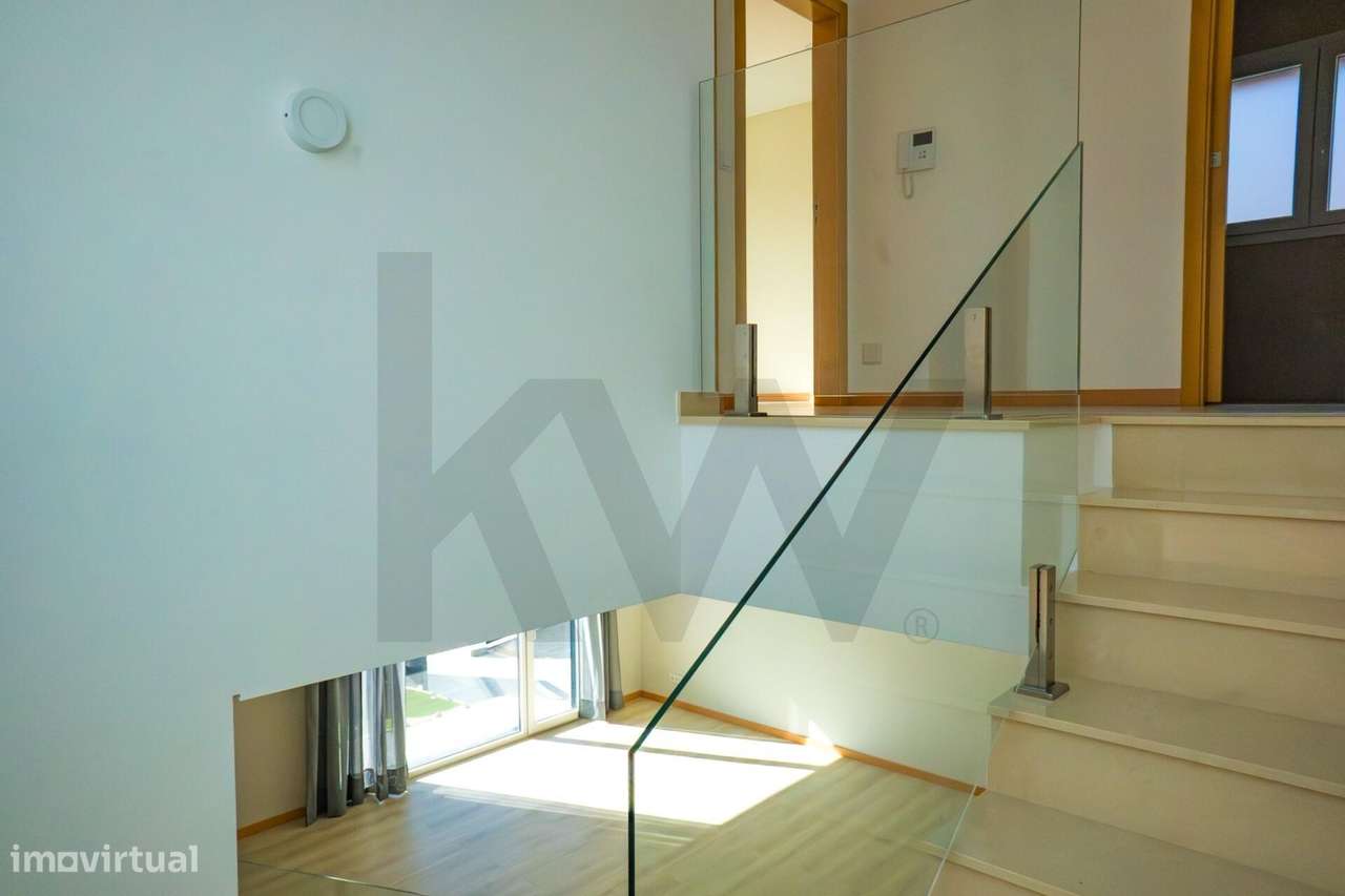 T3 Isolada em Famões: A Estreia Perfeita para a sua Família-23