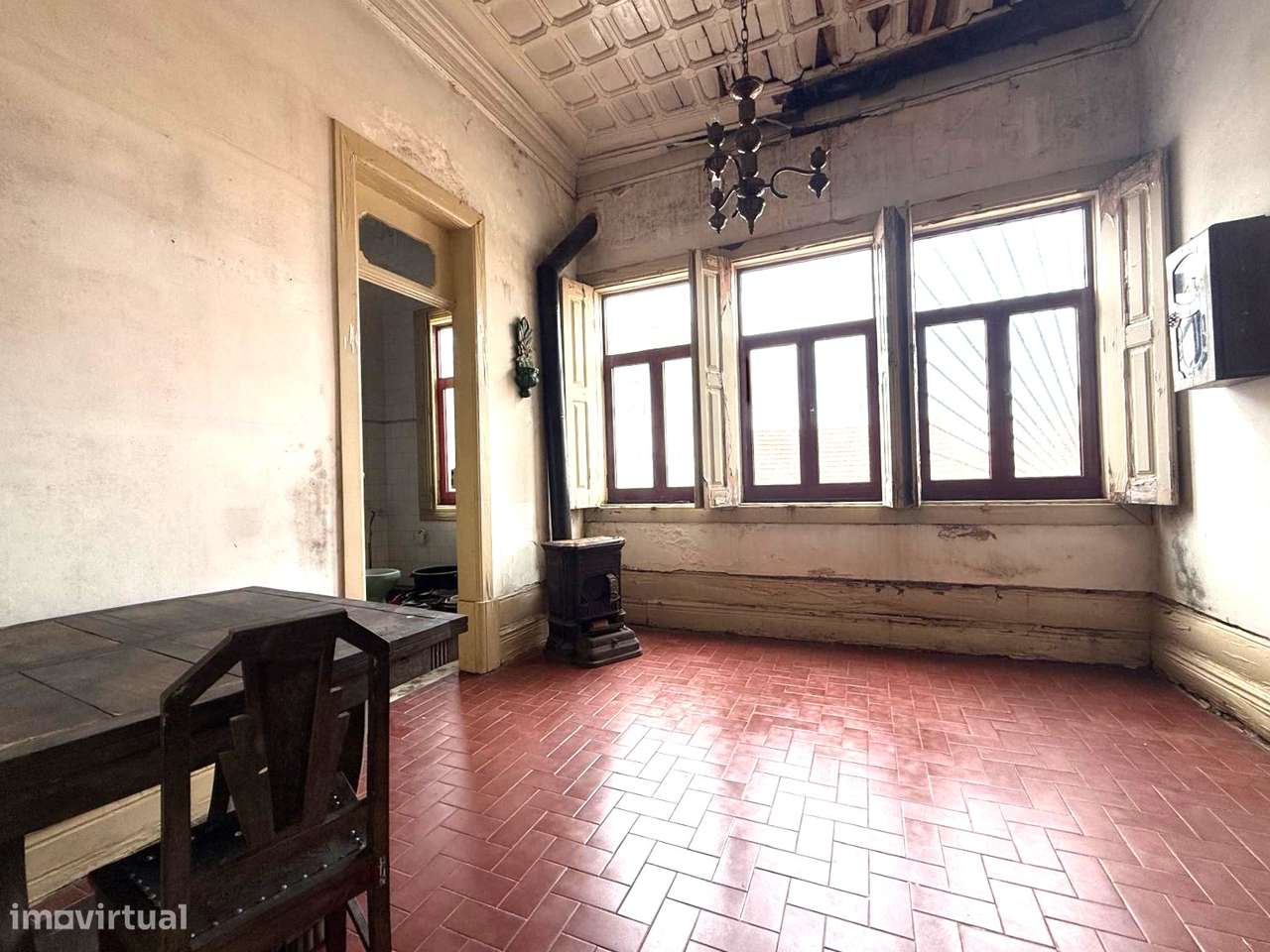 Moradia de Traça Apalaçada com Lojas  no Centro Histórico de Ovar-31