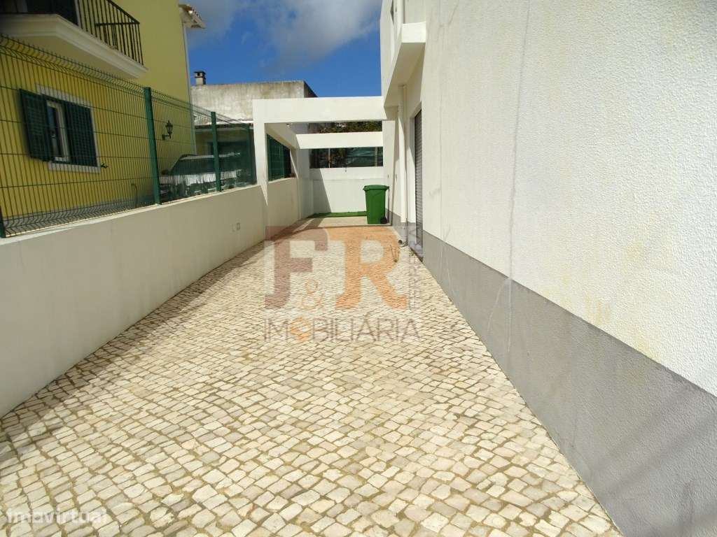Moradia Geminada Duplex T3 semi-nova com Pérgula , Fernão Ferro
di...-8