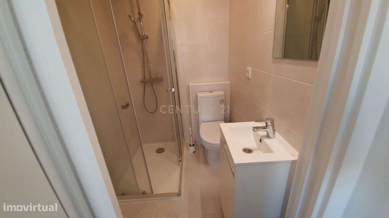 Prédio no Bairro Alto Remodelado com 3 Apartamentos e Loja, um Sonho p-19