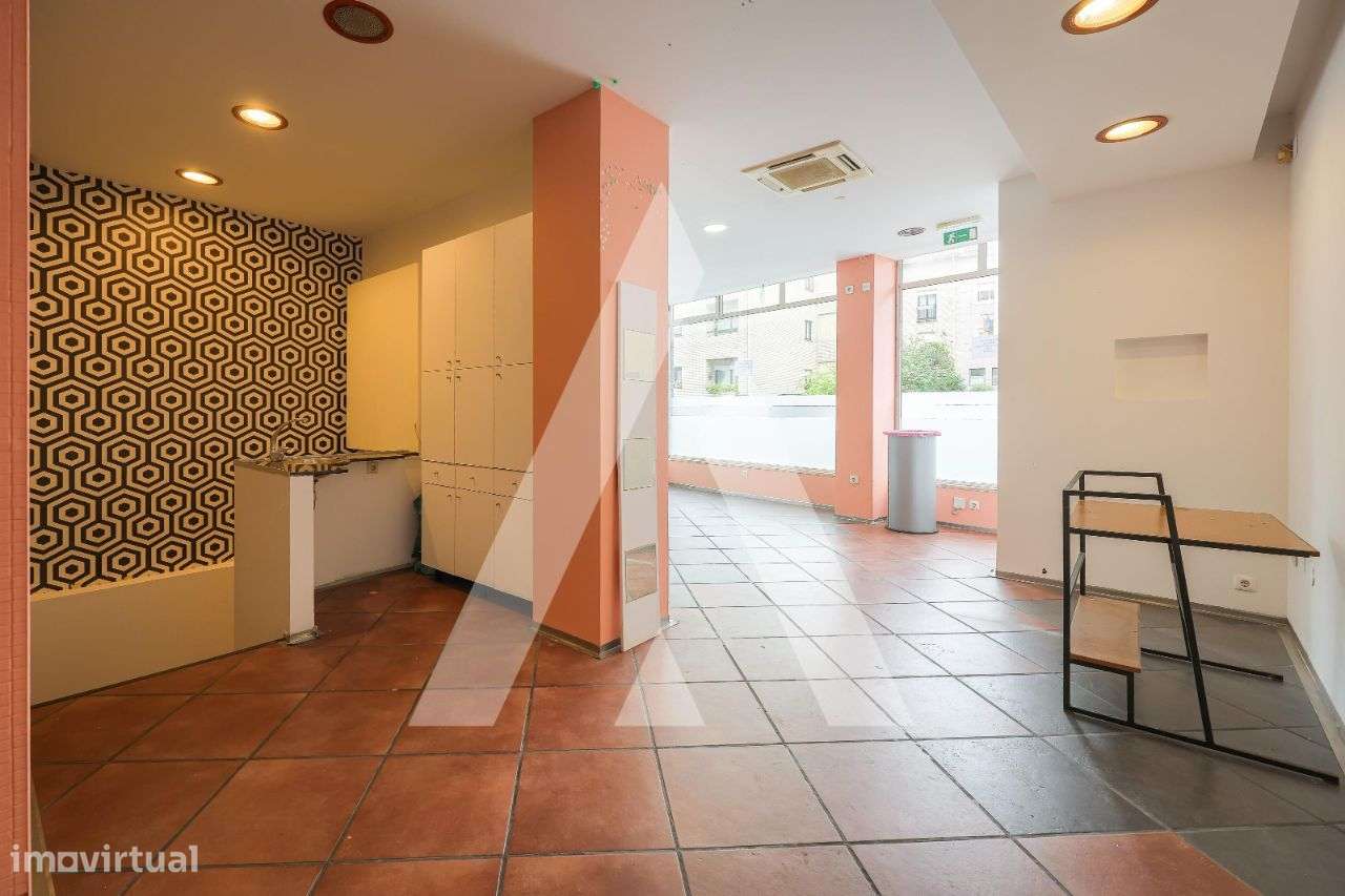 Loja situada numa das principais vias da cidade de Aveiro - Grande imagem: 3/16