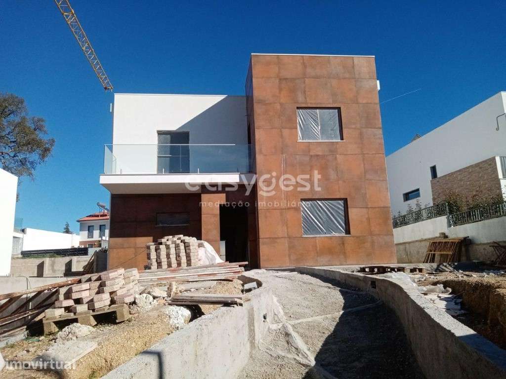 Moradia T4 com Piscina na cidade de Castelo Branco - Grande imagem: 1/21