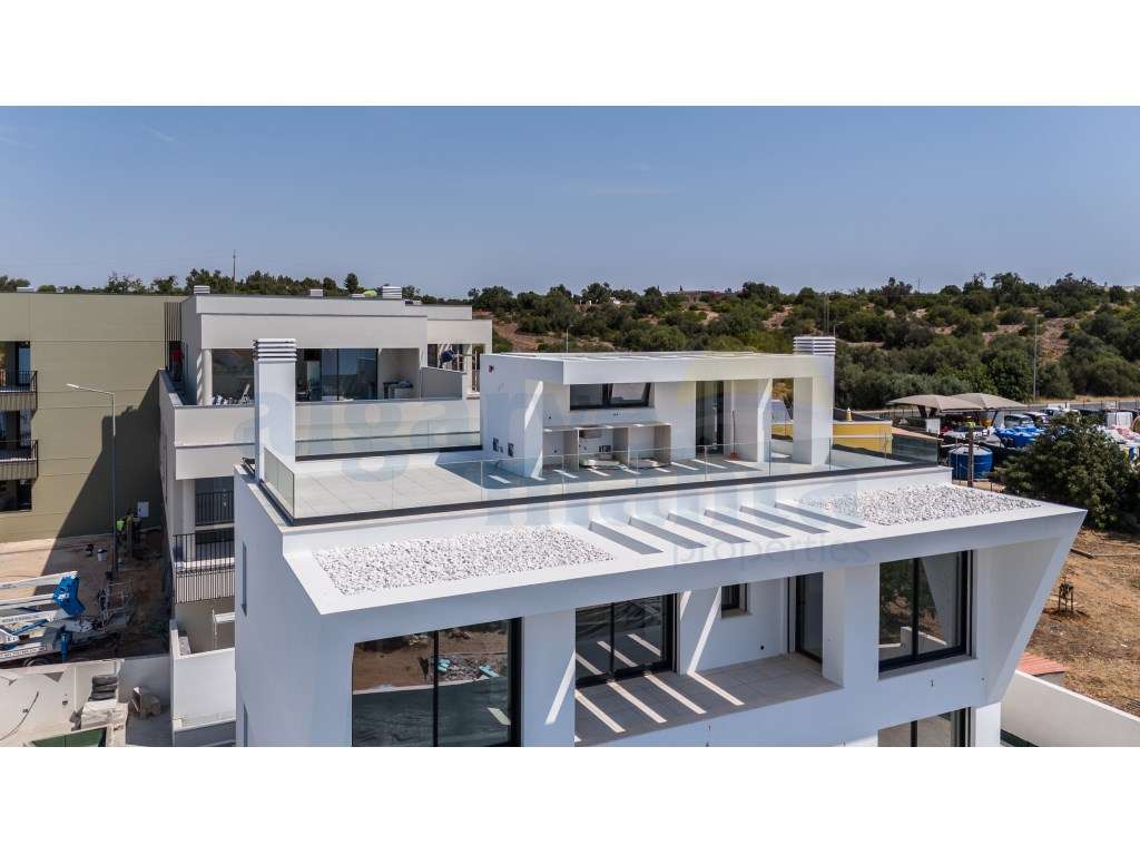 Moradia T4 de Arquitetura Contemporânea com Piscina, Rooftop e Vist...-10