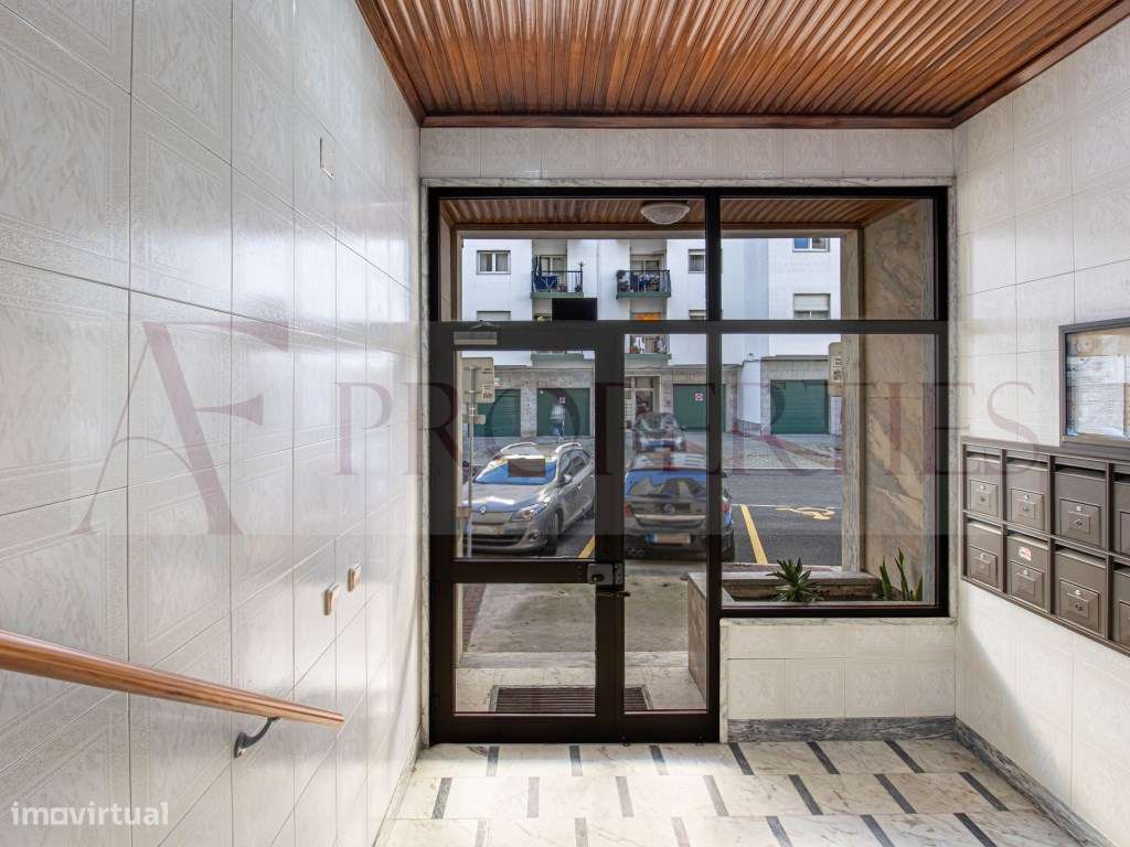 Apartamento T2 Luminoso e Remodelado em Zona Tranquila da Rinchoa-18