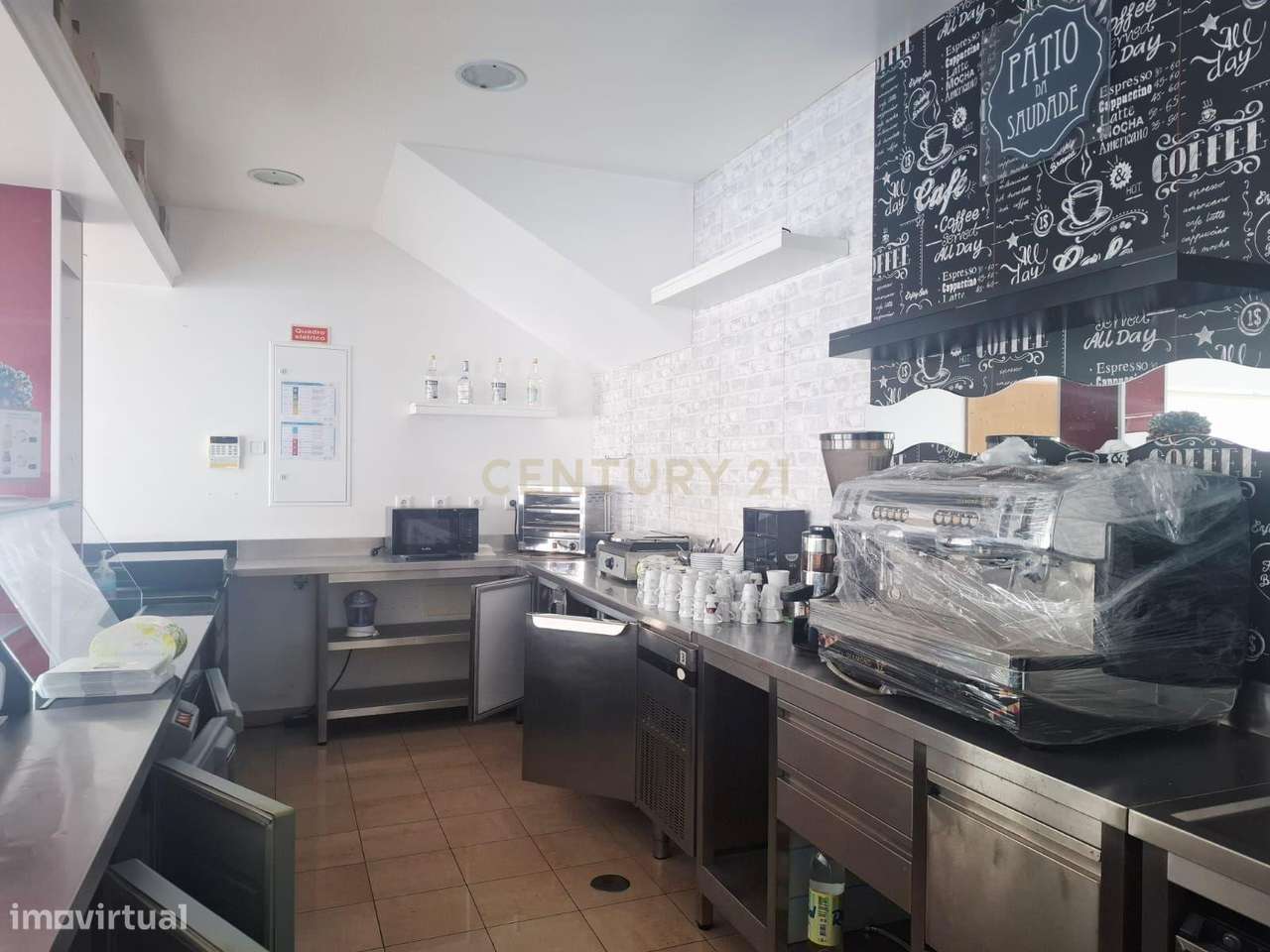 Café em Paço da Comenda com Acesso Direto e Espaço Aberto-12