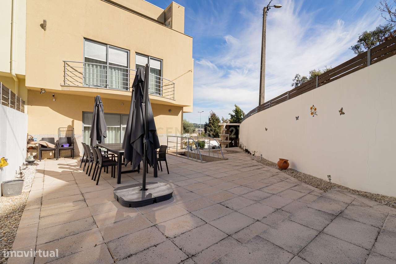 MORADIA T4 TRANSFORMADA EM T3 COM PISCINA EM FRENTE AO HOLMES PLACE - Grande imagem: 2/35