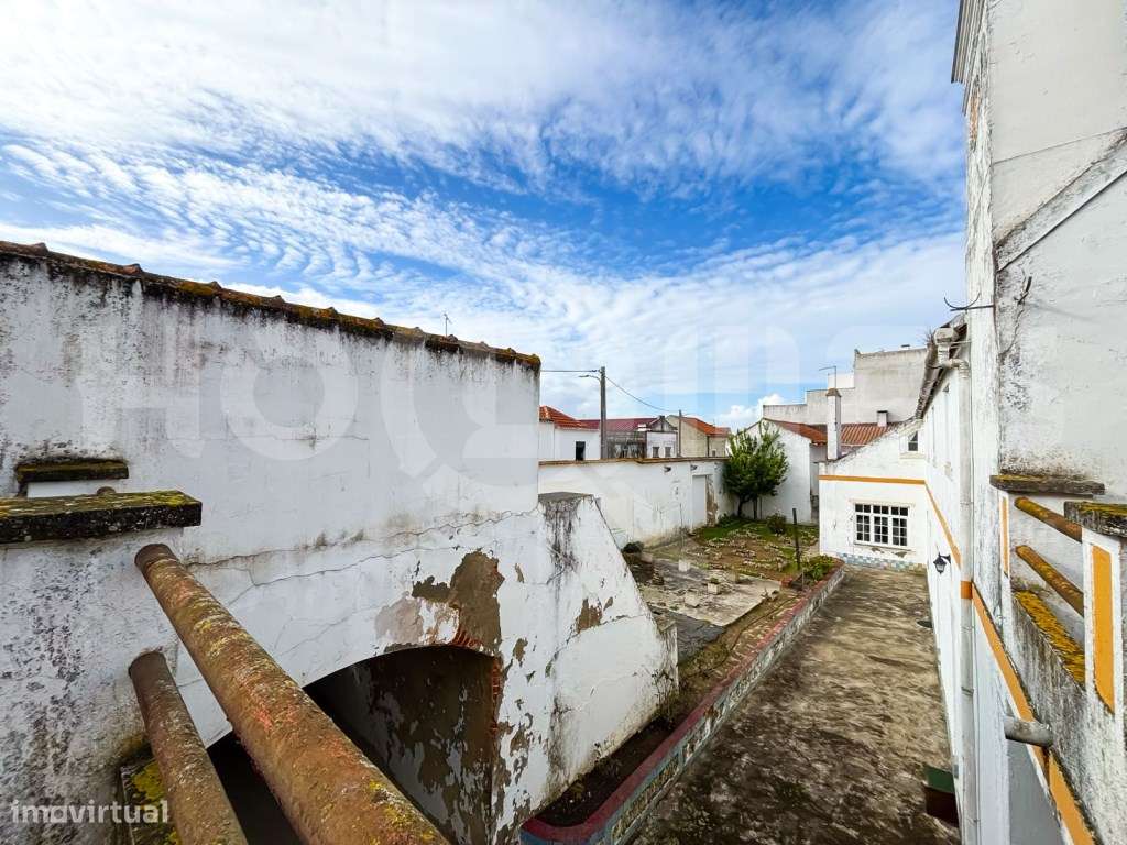 Moradia Secular de Charme | Casa + Jardim + Anexos | Potencial Hote...-17