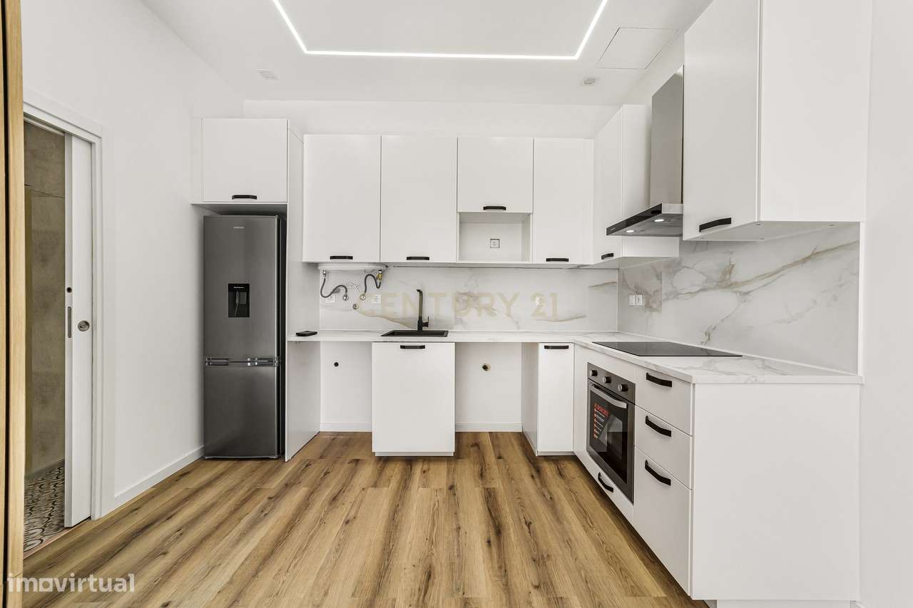 Prédio Totalmente Renovado com 2 apartamentos T1 e espaço exterior no-25