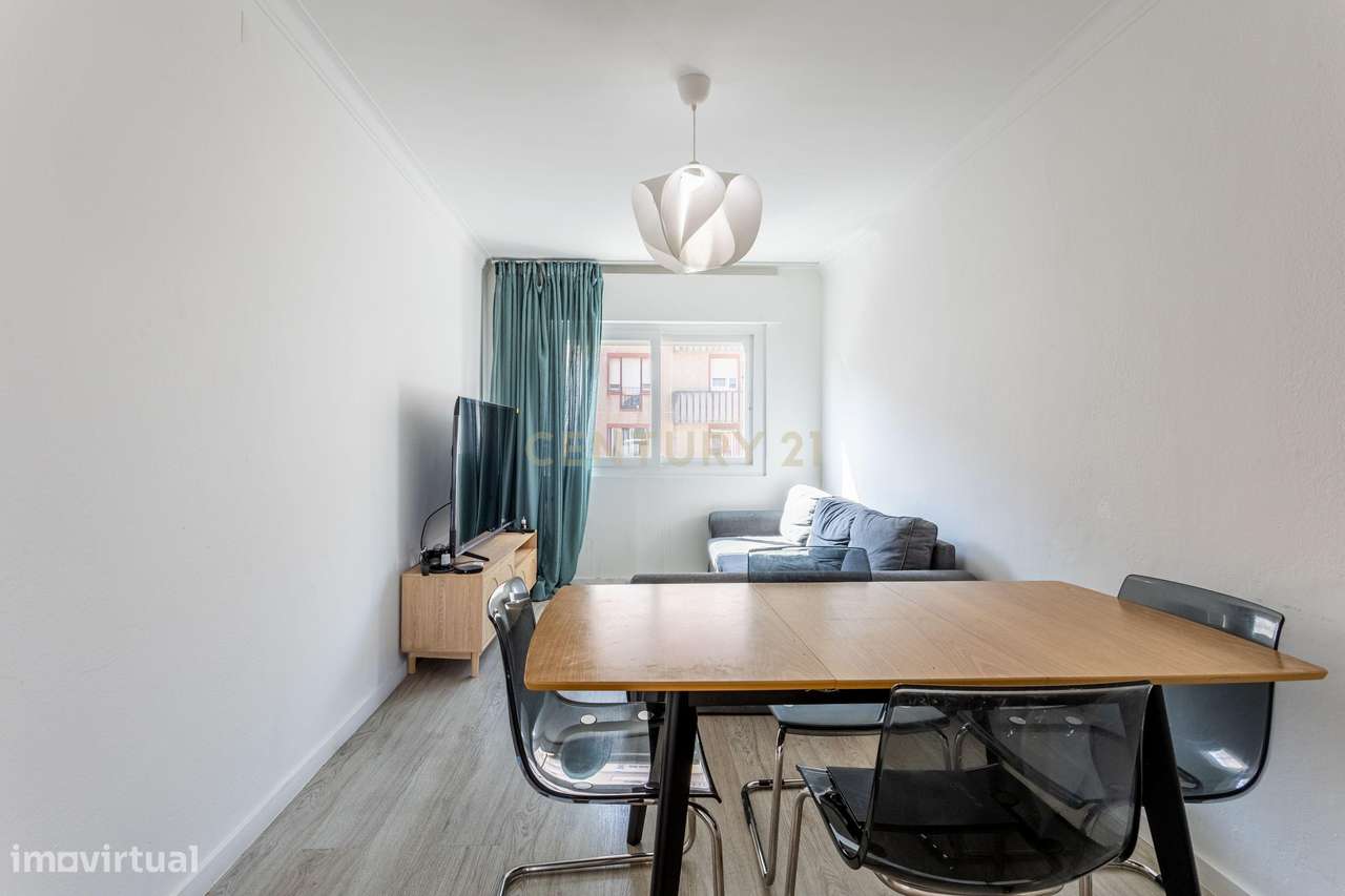 Apartamento T2 com vista desafogada em Santo António dos Cavaleiros-1