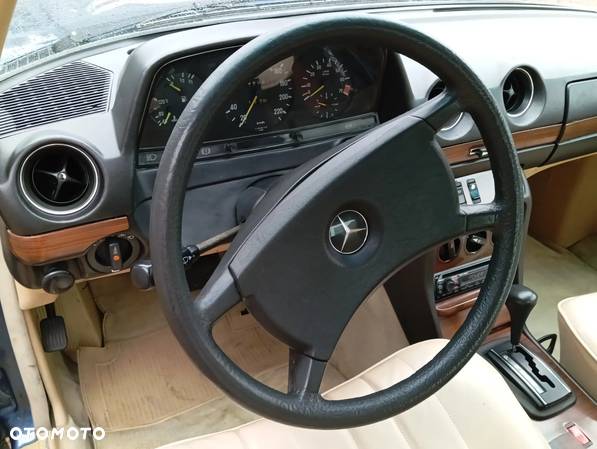 Mercedes-Benz W123 - 17