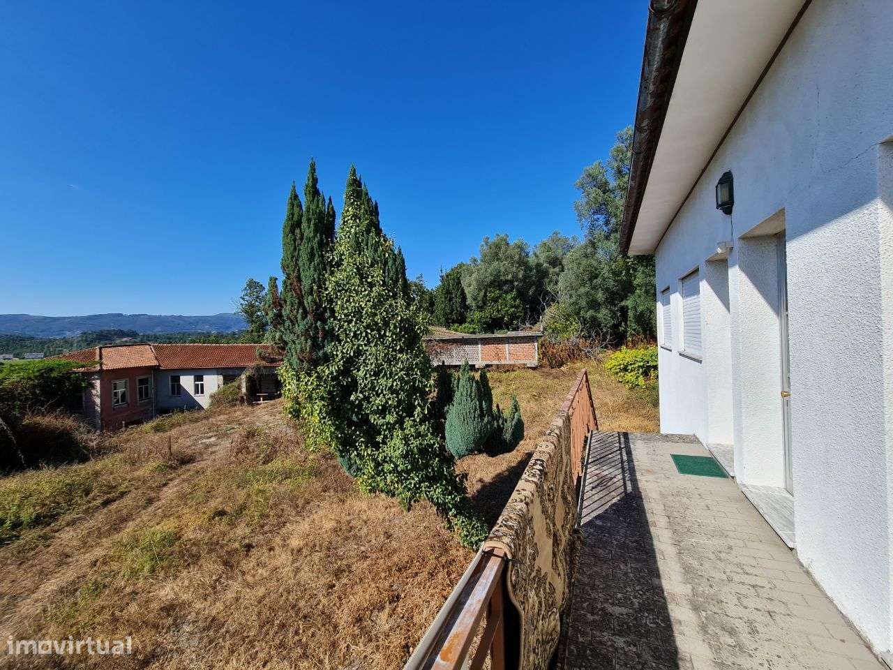 Moradia individual T4 em Amares-13