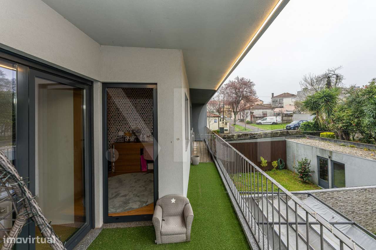 Moradia T3 com pátio, anexos e garagem em Paranhos - Porto-30
