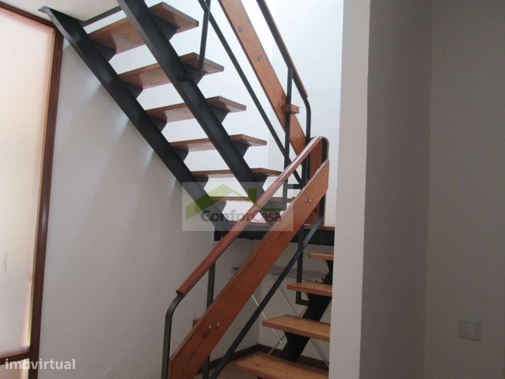 Moradia em banda, T4 com jardim, logradouro, garagem, excelente exp...-11