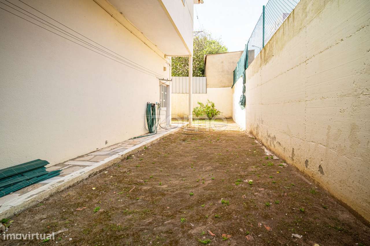 Moradia Geminada T4 com Jardim e Garagem em Zona Tranquila de Camarate-6