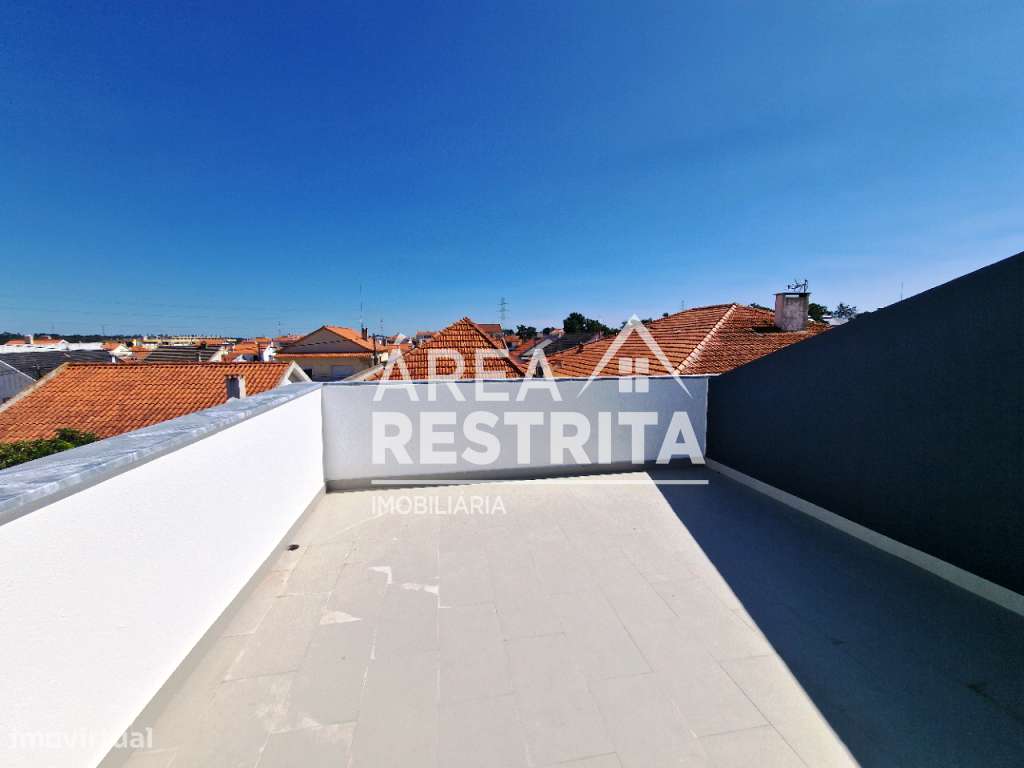MORADIA T3 GEMINADA COM GARAGEM E TERRAÇO SUPERIOR NA QUINTA DO CONDE-18