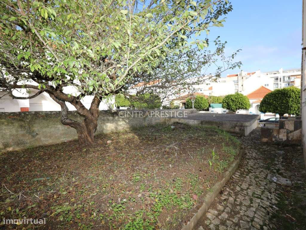 Moradia no Centro de Mafra com 2 Pisos e 2 Garagens.-23