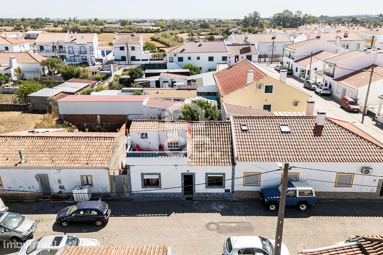 Moradia T3 c/ Quintal, Terraço e Aproveitamento de Sótão nos Canaviais-30
