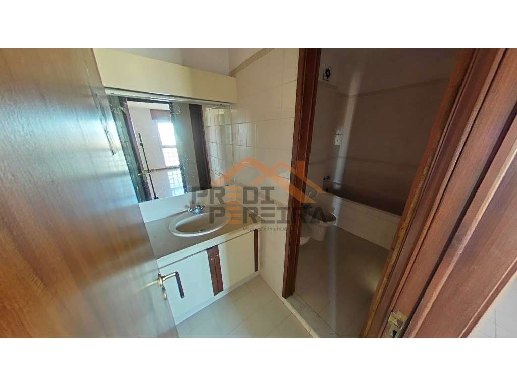 Oportunidade Única - T1 com arrecadação em Santo António dos Cavale... - Grande imagem: 5/25