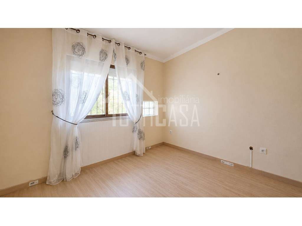 Moradia T2+2 com Jardim, Garagem e Total Privacidade-18
